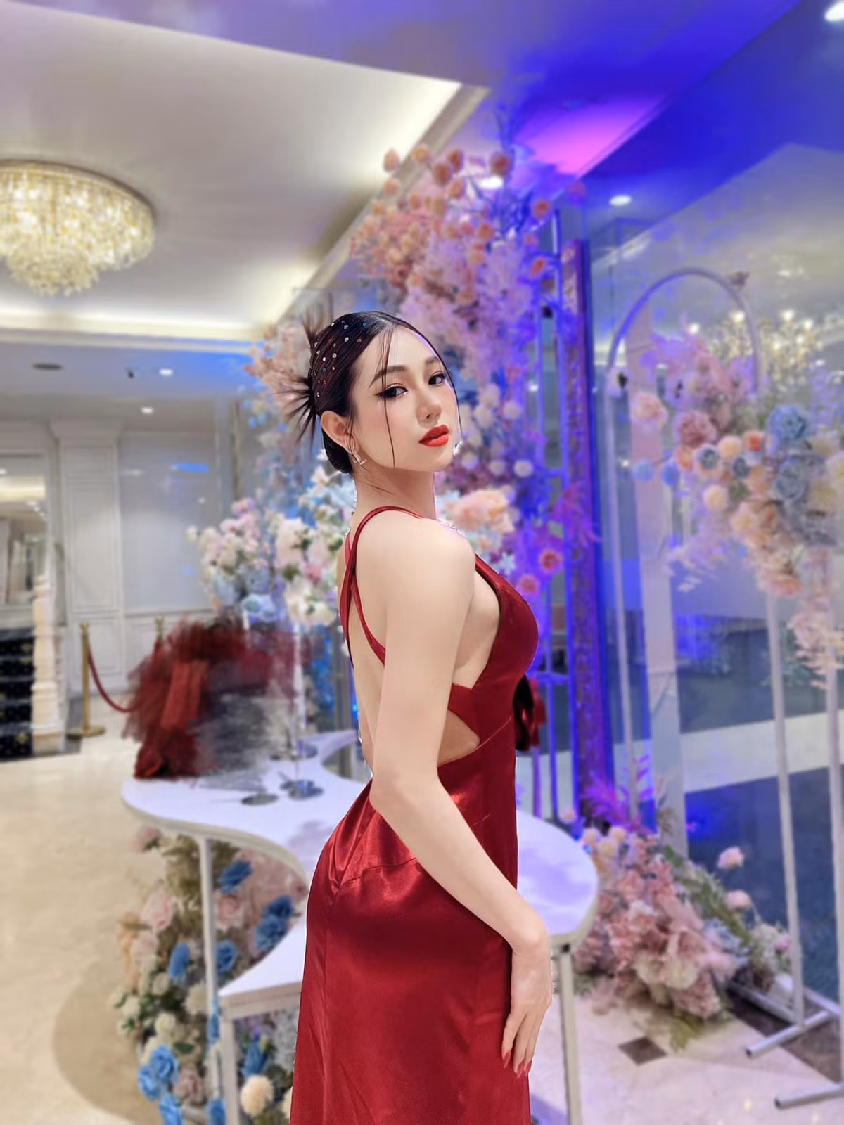 Để duy trì hình thể săn chắc, Hà Anh tiết lộ thói quen dinh dưỡng cụ thể: "Tôi luôn điều chỉnh chế độ ăn phù hợp với cơ thể và tính chất công việc của mình. Mọi người thường nghĩ với một người mẫu hay diễn viên thường giữ eo và trông khá gầy thì chắc cơ thể sẽ yếu đuối. Nhưng với Hà Anh, khi mình có chế độ ăn uống phù hợp và kèm theo sự luyện tập cho cơ thể thì sức khoẻ vẫn sẽ tốt và vẫn có thể giữ dáng được cho các chị em....
