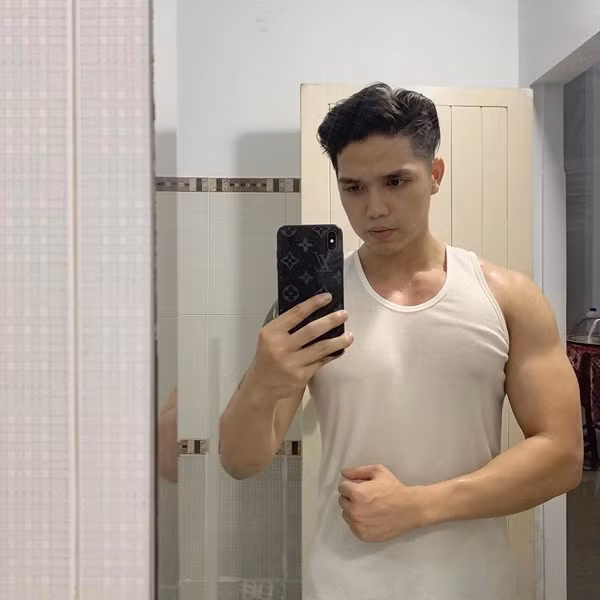 Bên cạnh đó, nam tiếp viên còn được chú ý nhờ gương mặt điển trai, body sáu múi lực lưỡng.