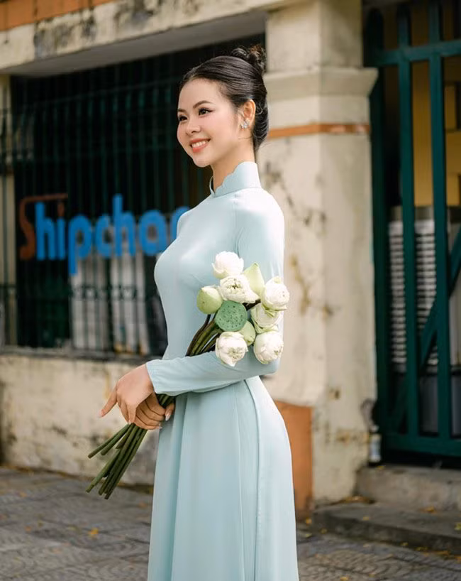 Hiện tại, Ngân Hà còn là chủ nhiệm của CLB Bóng Chuyền DUE. Sau khi hoàn thành kỳ thi tốt nghiệp THPT năm 2021, cô được kết nạp Đảng. Cô nàng còn có năng khiếu dẫn chương trình, từng đảm nhận vai trò MC cho nhiều chương trình của địa phương, trường, lớp…