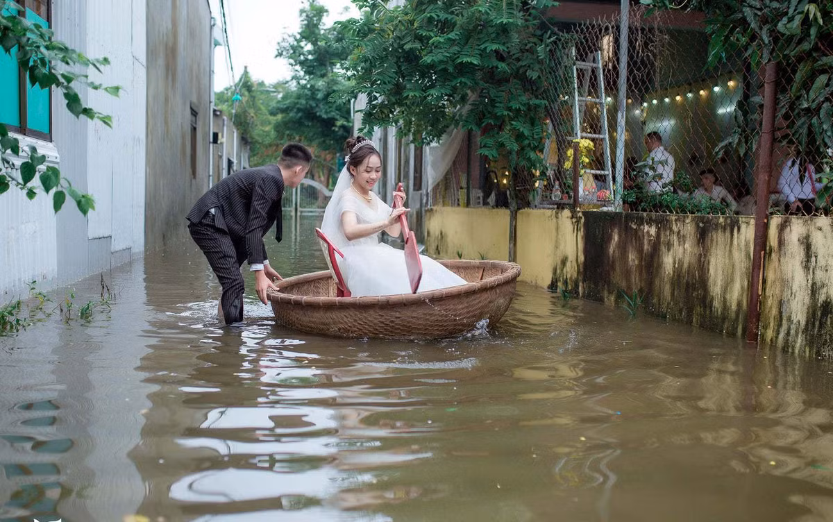 Trước đó, không ít lần các đám cưới phải sử dụng đến thuyền để rước dâu do thời tiết không ủng hộ.