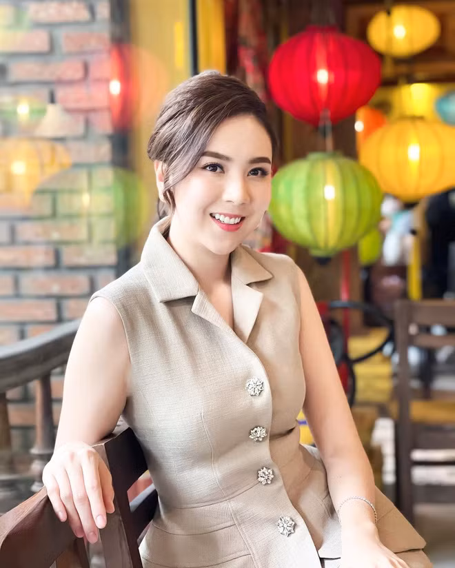 Nếu là một khán giả trung thành của VTV, hẳn bạn sẽ không thấy xa lạ gì với MC Mai Ngọc. Sở hữu vẻ đẹp như tượng tạc, cựu hot girl Hà thành được đặt biệt danh “MC đẹp nhất VTV”.