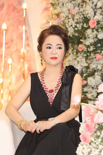 Thậm chí, nhiều người còn đồng tình rằng nữ CEO khu du lịch Đại Nam lúc để mặt mộc xinh đẹp hơn khi trang điểm.