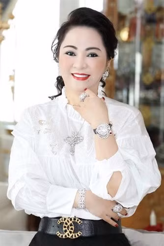 Trước đó, bà Phương Hằng cũng không ngại để lộ nhan sắc khi không trang điểm và nhận về nhiều lời khen của dân mạng.