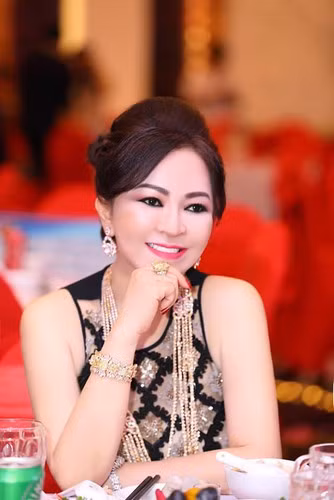 Cách đây chưa lâu, bà Phương Hằng cũng từng để lộ mặt mộc của mình. Nhiều người dành lời khen cho nhan sắc của nữ đại gia của khu du lịch Đại Nam.