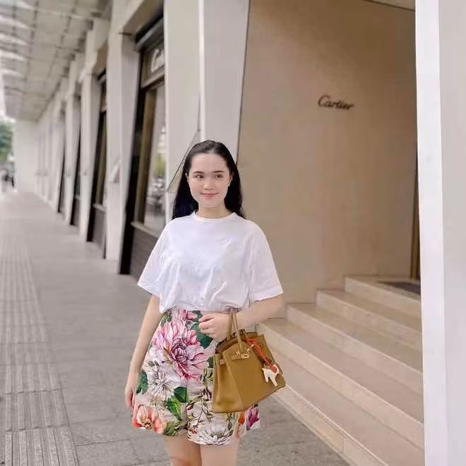 Những chiếc túi giống nhau, chỉ khác màu sắc của Quỳnh Anh