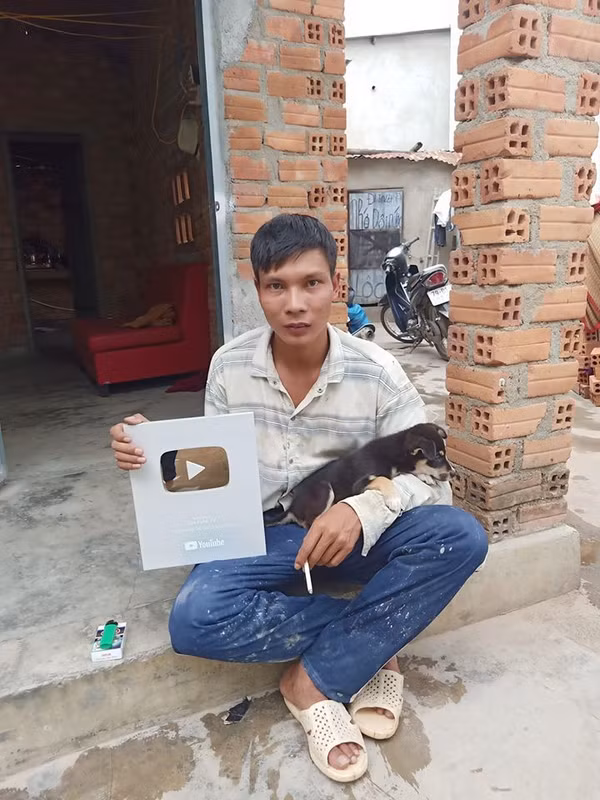 "Tùy từng tháng, có tháng nhiều tháng ít. Có tháng tôi chỉ nhận được mười mấy triệu, hai mấy rồi ba mấy triệu, và tháng 40 triệu này là cao nhất. Quá cao luôn đó mọi người”, Lộc chia sẻ thêm về thu nhập những tháng trước của mình.