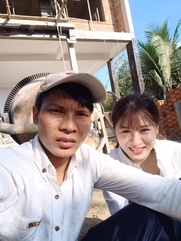 Nhờ số tiền kiếm được từ YouTube, Lộc không còn phải “dầm mưa dãi nắng” để trang trải cuộc sống như trước.