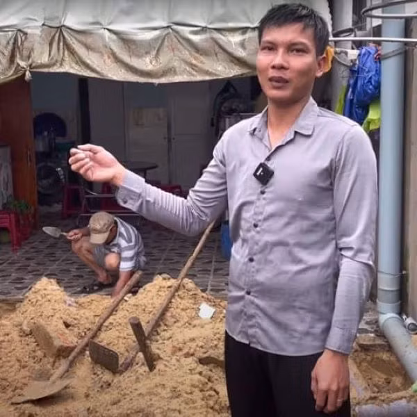 Trước khi về chung một nhà, Thủy từng xuất hiện trong nhiều clip của "hiện tượng mạng Khánh Hòa". Cô sở hữu nhan sắc trẻ trung, làn da trắng và nụ cười duyên dáng, khác hẳn với làn da đen sạm vì cuộc sống mưu sinh của Lộc.