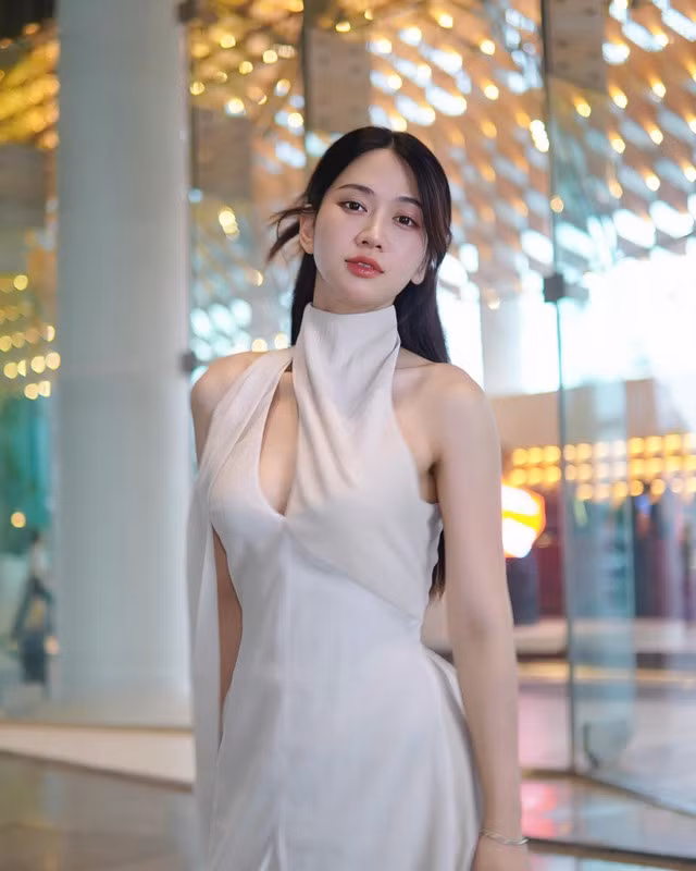 Lê Bống khiến cư dân mạng không khỏi bất ngờ với style nền nã, dịu dàng. Sau khi trở thành MC truyền hình, cô nàng ghi điểm với những bộ cánh thanh lịch, trang nhã.