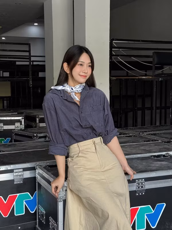 Tuy nhiên trong năm 2023, cư dân mạng nhận thấy hot girl Lê Bống đầy thị phi ngày nào đã có màn "quay xe" ngoạn mục, từ phong cách ăn mặc đến phát ngôn trên MXH.