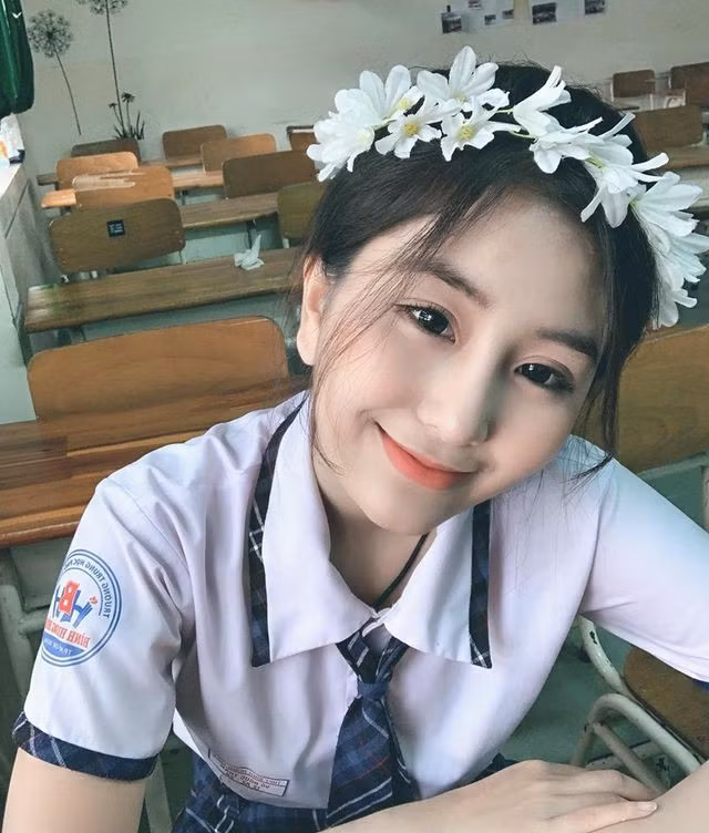 Võ Ngọc Trân là cựu nữ sinh đình đám của THPT Bình Hưng Hòa (TP.HCM). Hiện cô nàng là sinh viên ngành Quan hệ quốc tế của Đại học Ngoại ngữ - Tin học TP.HCM (HUFLIT).