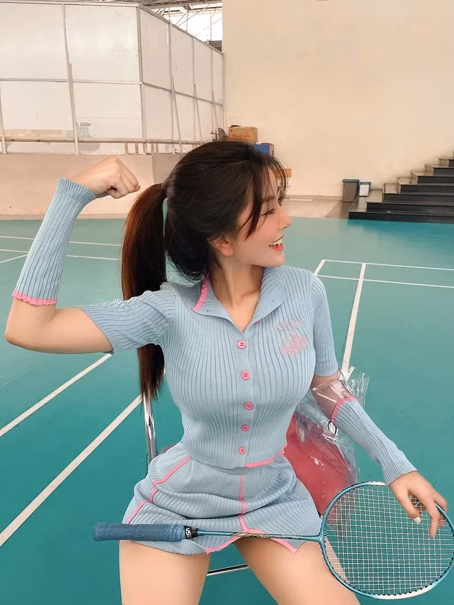 Mới nhất, hot girl Sài thành - Võ Ngọc Trân đăng loạt ảnh ở sân cầu lông và lập tức gặp vấn đề với loạt "cà khịa" của netizen.