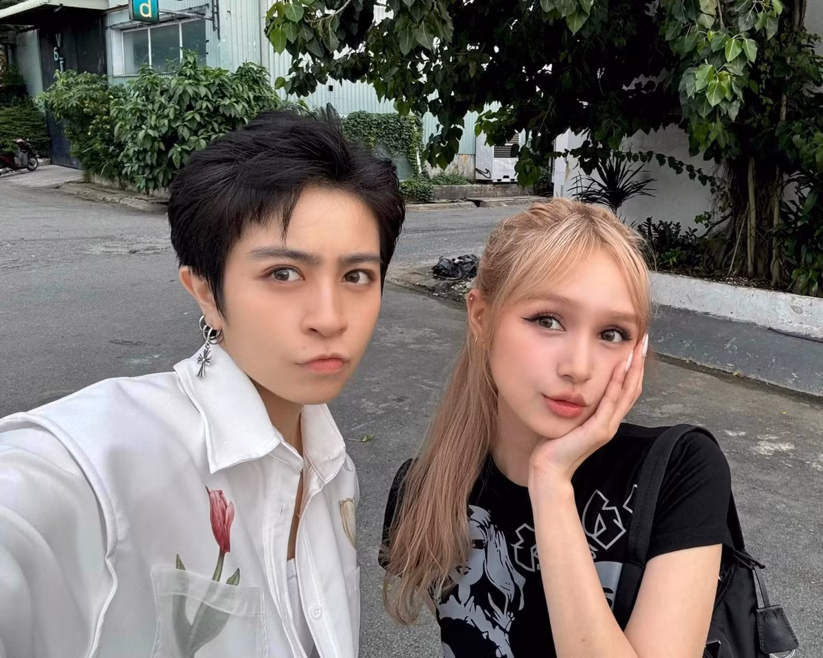 Gil Lê cho biết mình và Xoài Non sống chung tòa nhà. MC ở tầng trên còn Xoài Non ở tầng dưới nên thường gặp nhau ăn uống vào dịp cuối tuần.