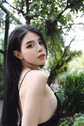 Với body “đẹp như tạc” của mình, cô nàng không ngần ngại chia sẻ những hình ảnh nóng bỏng với bikini không thể mỏng manh hơn.
