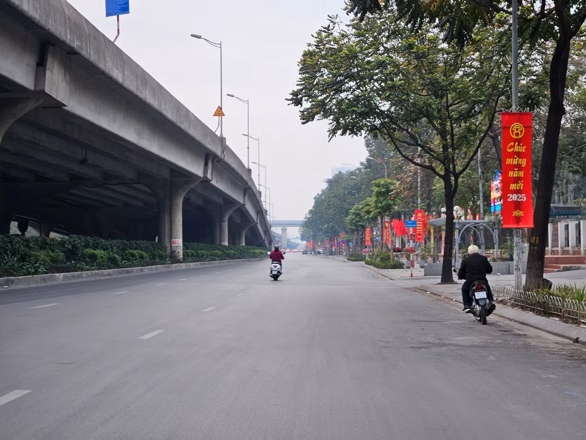Nút giao thông Khuất Duy Tiến ngày thường đông đúc nay chỉ có vài chiếc xe qua lại.
