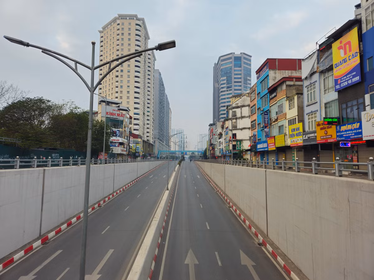 Hầm chui nút giao Lê Văn Lương - Tố Hữu trong sáng đầu tiên của năm Ất Tỵ.