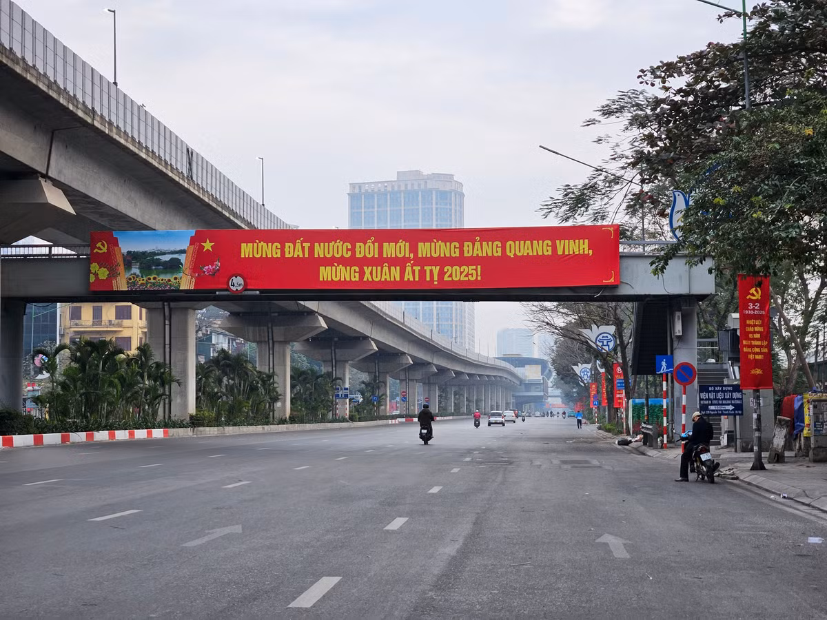 Ghi nhận tại nhiều tuyến đường, khu chợ tấp nập ngày thường giờ trở nên vắng vẻ.