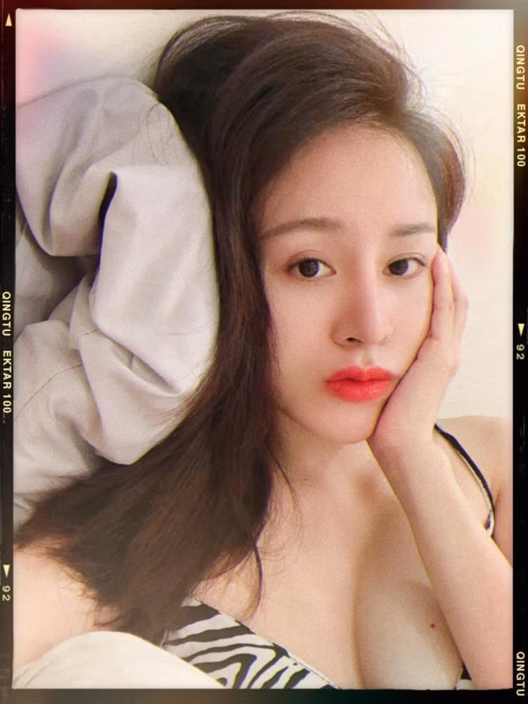 Đính kèm, hot girl bà Tưng trưng cầu dân ý: "Cam thường nhìn em được không ạ?".