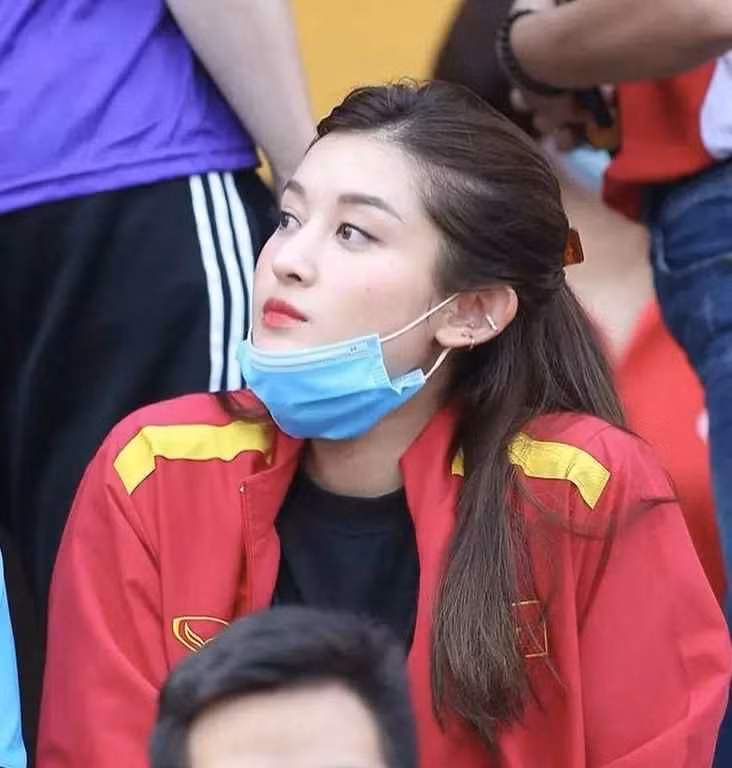 Trước đó, Huyền My - một trong những bông hậu mê bóng đá nhất Vbiz, sở hữu ngay chiếc áo "cú ngã thần sầu" của Văn Toàn. Đáng chú ý đây là sản phẩm được chính tay nam cầu thủ tặng nàng á hậu.