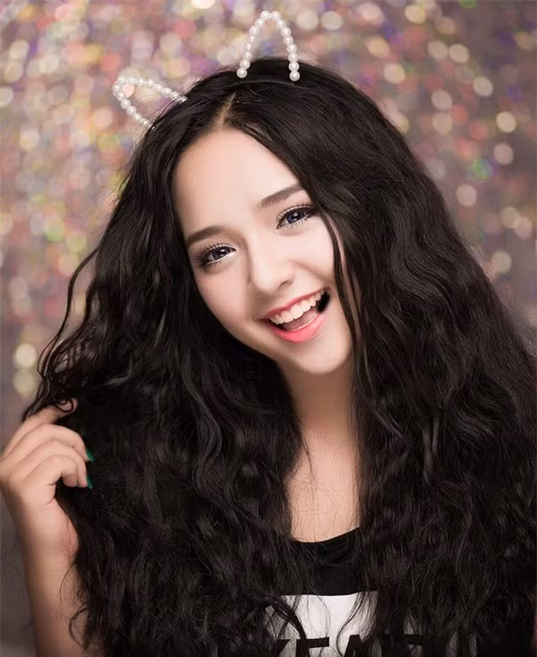 Trinh Tây tên đầy đủ là Ozeri Yael Phương Trinh, sinh năm 1998, là teen model mang trong mình 2 dòng máu Việt – Israel. Với khuôn mặt bầu bĩnh, dễ thương giống hệt “búp bê”, cộng với nét đẹp lai Tây xinh đẹp, 9X chiếm trọn tình cảm của đông đảo người hâm mộ.