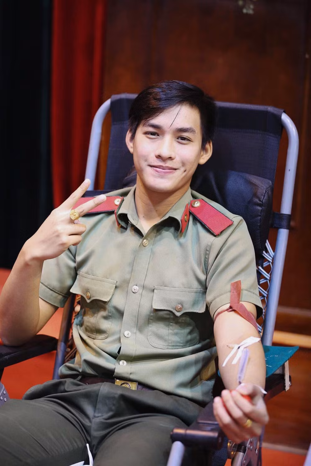 Sở hữu ngoại hình chuẩn cùng gương mặt điển trai và nụ cười tươi sáng, trai đẹp đang hiến máu khiến hội chị em liên tục "truy tìm" danh tính.