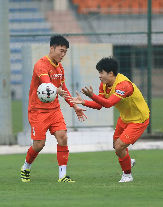 Không còn màu da thương hiệu, Chinh Đen trắng trẻo trông thấy, Hà Đức Chinh giờ đã trắng bật tông.