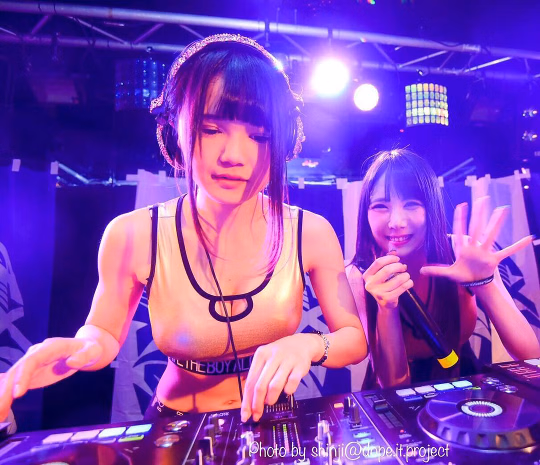 Không chỉ chơi nhạc, nữ DJ 9X còn là một cosplayer, vlogger nhận được sự ủng hộ nhiệt tình.