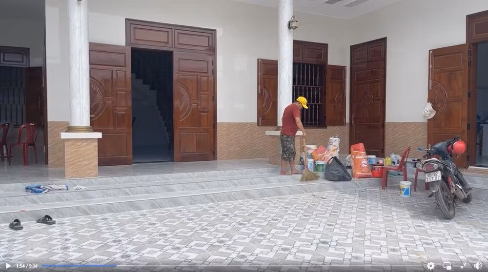Một người đến thăm nhà của Dụng Quang Nho sau khi quay video xúc động viết: “Dụng Quang Nho nói: Ba mẹ con cưới nhau hơn 20 năm nhưng nhà con không có nhà vệ sinh. Nên giờ con làm vệ sinh khép kín. Hy vọng những thành công bước đầu của Nho sẽ tạo động lực lớn cho các cầu thủ trẻ cố gắng, nỗ lực phấn đấu. Bởi bóng đá chính là một trong những chiếc chìa khoá để thoát nghèo”.