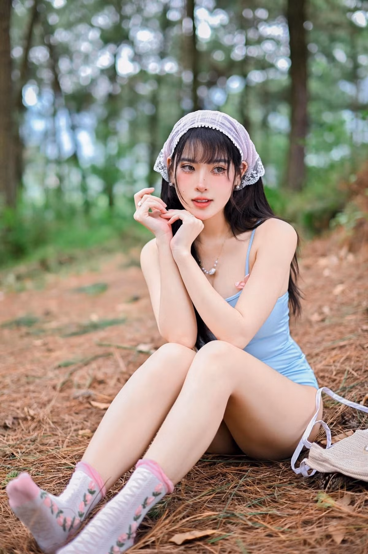 Mới đây, nàng hot girl dân tộc Nùng là Hoàng Tố Uyên (biệt danh Uyên Camitie) đăng tải loạt ảnh khoe dáng giữa rừng trong bộ bodysuit màu xanh, nhận được nhiều lượt yêu thích trên MXH.