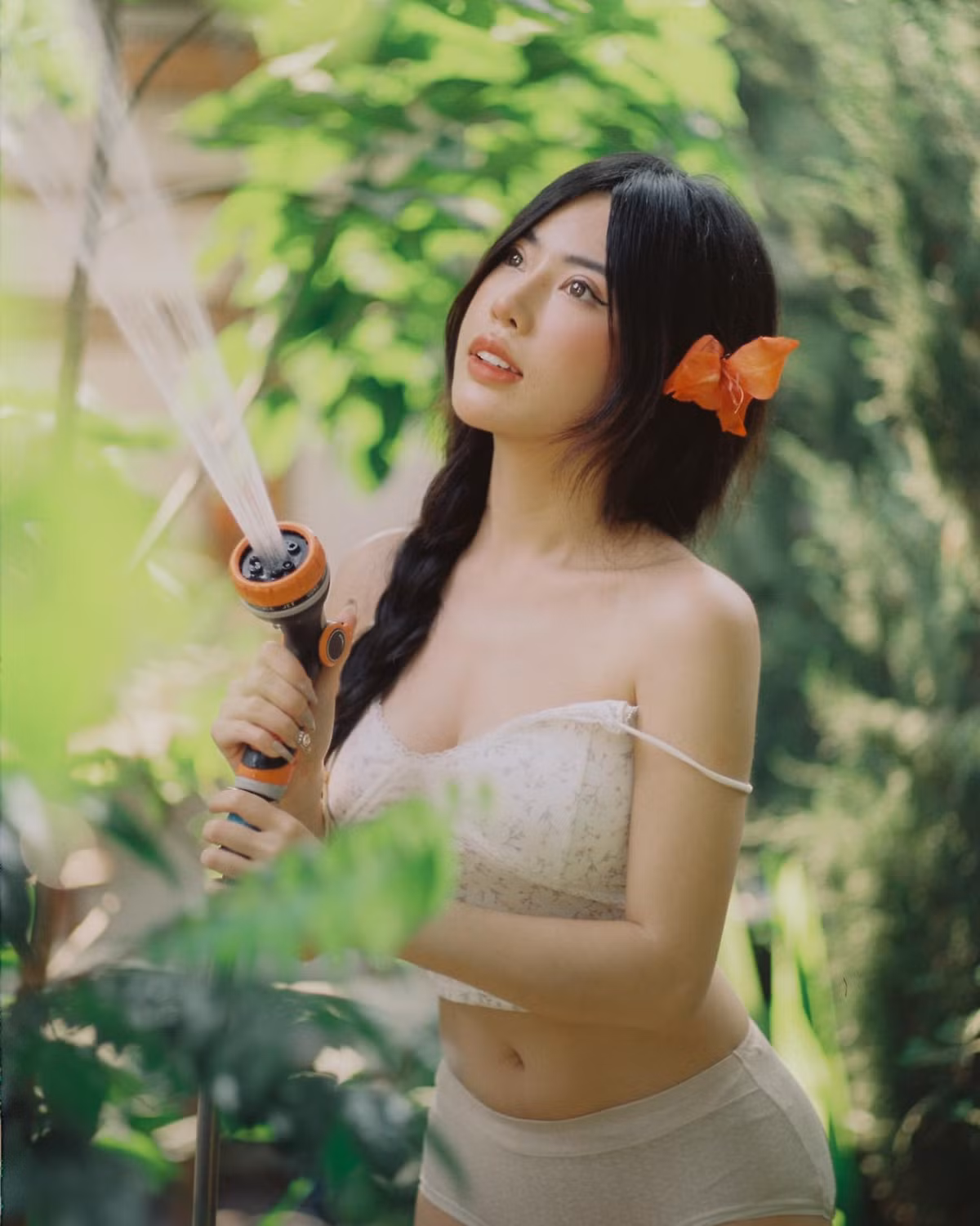 Hiện tại, Tố Uyên đang là người mẫu, diễn viên. Cô từng gây chú ý khi tham gia diễn xuất bộ phim "Phố trong làng" và một số MV ca nhạc, phim ngắn.