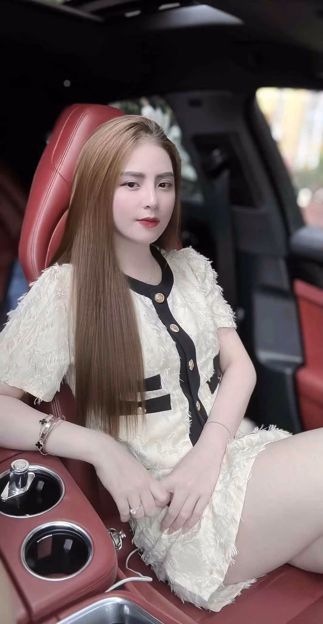 Hiện tại trang cá nhân của Nguyễn Hoàng Mai Ly sở hữu hơn 132.000 lượt theo dõi. Riêng kênh TikTok có 1,1 triệu lượt. Mỗi đợt livestream, cô "chốt" được hàng ngàn đơn hàng. Riêng trong phiên livestream ngày 23/12, tài khoản Mailystyle.com có 647.000 lượt xem và 4.100 lượt bình luận chốt đơn mua hàng. Đây là con số khá lớn khiến nhiều nhà bán hàng phải chú ý.