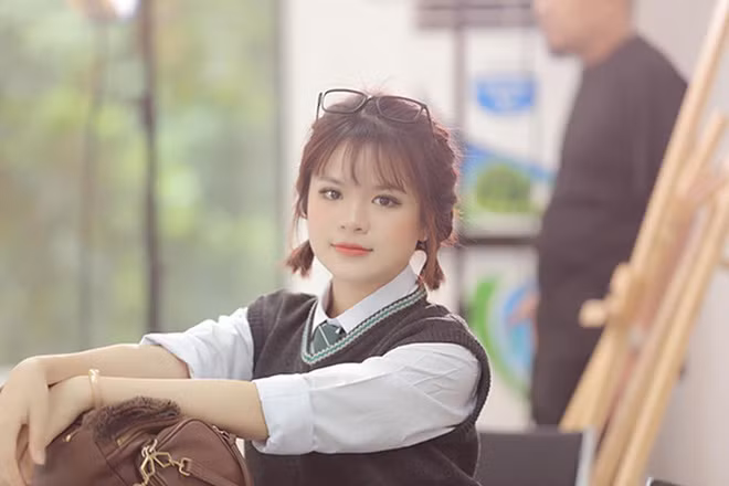 Ấn tượng ban đầu của nhiều người khi ngắm Hà Đan là khuôn mặt trẻ trung, nhí nhảnh. Cũng vì vậy, nữ MC VTV này thường được gọi bằng biệt danh "hot girl chân ngắn", "MC hack tuổi".