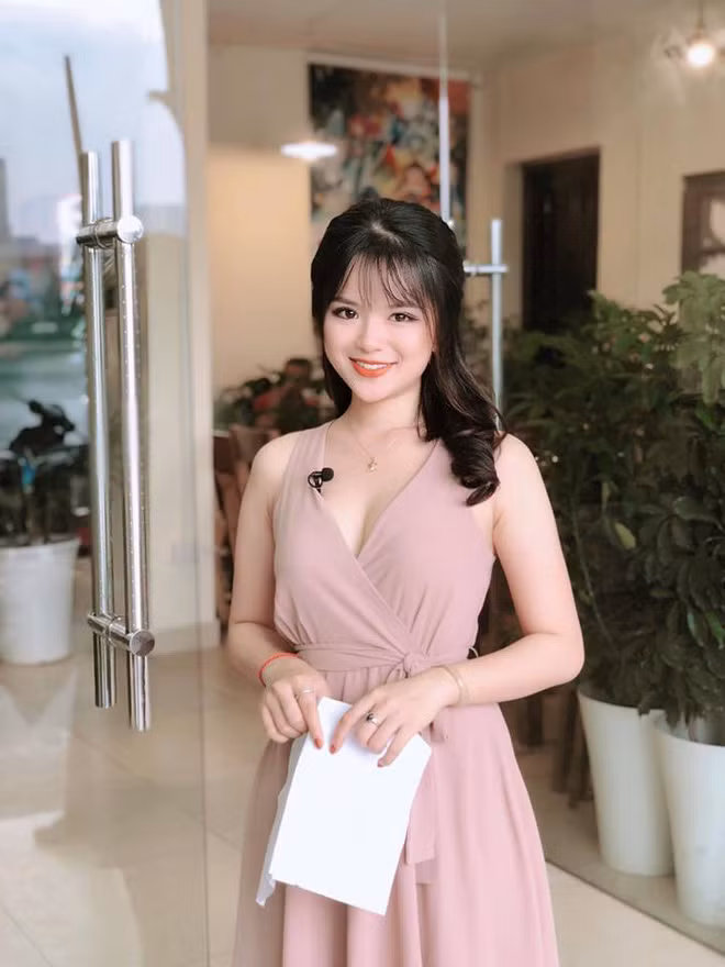 Từ vai diễn đầu tay năm 10 tuổi, Hà Đan trau dồi khả năng diễn xuất và bắt đầu nhận được những vai diễn lớn hơn.