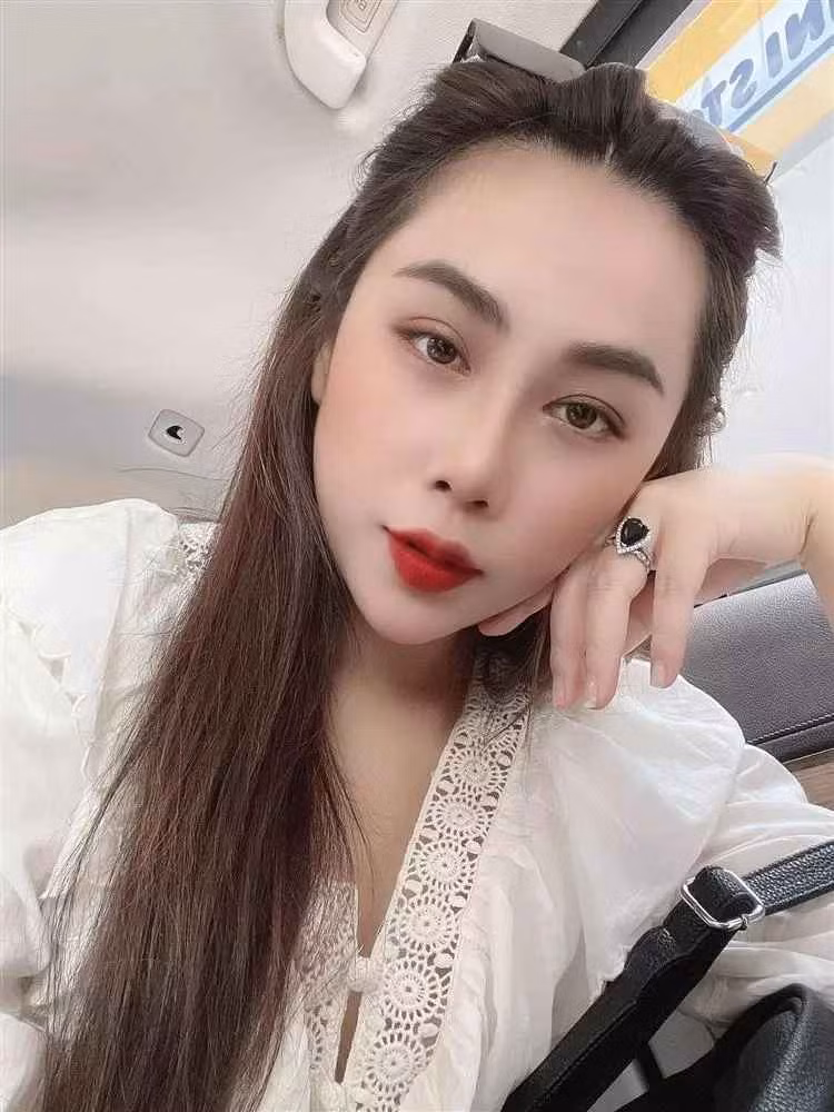 "Nữ nhà văn thị phi" Gào lộ ảnh bị chụp lén ở sân bay Nhà văn Gào (tên thật Vũ Phương Thanh, sinh năm 1988) là tác giả của những tác phẩm được rất nhiều bạn trẻ yêu thích như Tự Sát, Son Môi, Cho Em Gần Anh Thêm Chút Nữa, Đừng Gọi Em Là Kí Ức...
