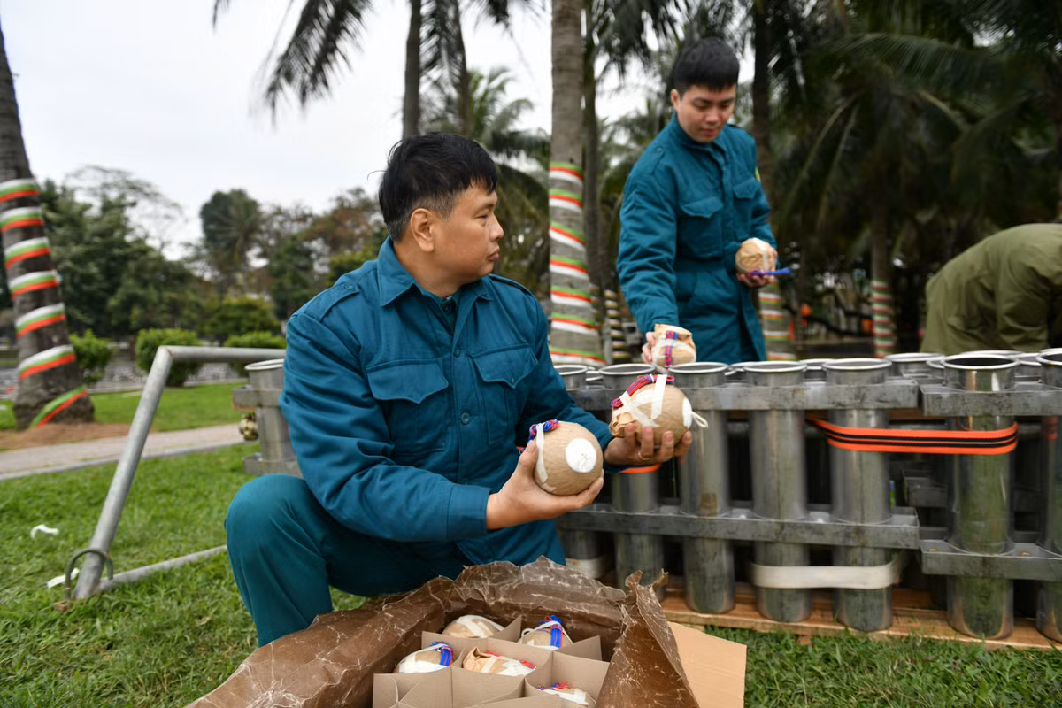 Theo Bộ Tư lệnh Thủ đô Hà Nội, tại mỗi trận địa pháo sẽ có từ 60 đến 80 cán bộ, chiến sĩ phối hợp với lực lượng địa phương để bảo đảm an toàn trong suốt quá trình bắn pháo.