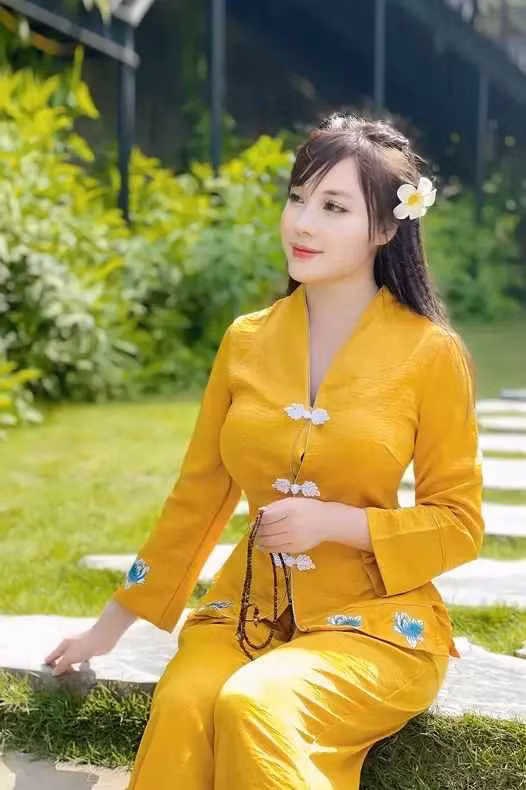 Mới đây trên trang cá nhân, nữ giảng viên Âu Hà My tiếp tục khoe bức ảnh trên tay cầm một chuỗi hạt, ngồi check-in ở nơi có khung cảnh rộng rãi.