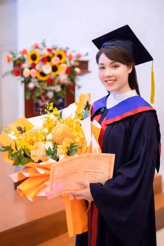 Bị săm soi, Âu Hà My lập tức lên tiếng thanh minh: "Năm ngoái gầy thế này, mà giờ béo ú nu. Không hiểu sao luôn, chắc ông già Noel tặng nhầm em một chiếc bụng mỡ rồi".
