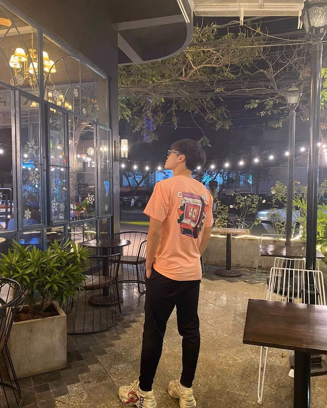Cũng giống như Bùi Tiến Dũng, Văn Toàn cũng chính là người mẫu cho những sản phẩm thời trang của mình.