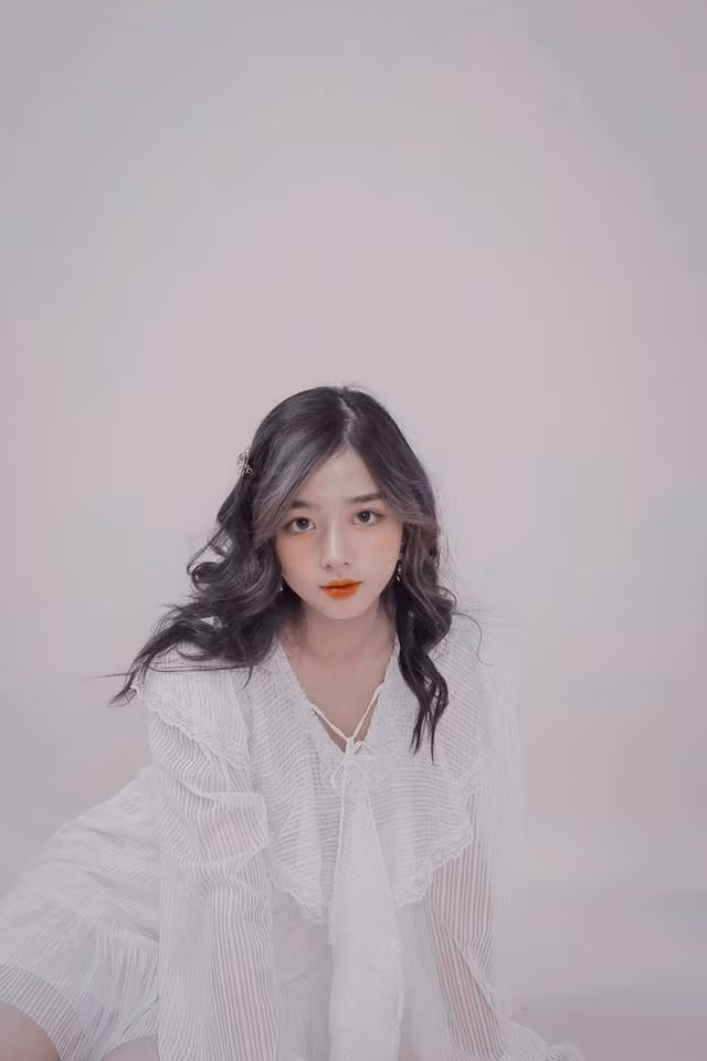 Nhờ độc lập kinh tế, không những Hằng Phan tự lo được cho mình, cô còn đỡ đần được gia đình và thỉnh thoảng mua quà gửi về cho bố mẹ.