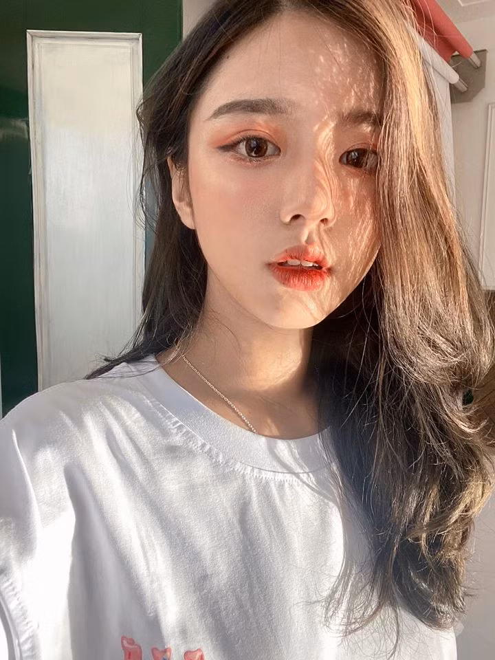 Với tài khoản Instagram @cas.naf, Hằng Phan sở hữu gần 300.000 người theo dõi, thường nhiều lần xuất hiện trên diễn đàn trai xinh, gái đẹp của NEU với danh xưng “nữ thần thế hệ mới”.