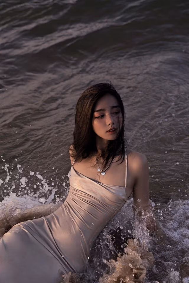Phan Hằng khiến CĐM nhiều lần phải xuýt xoa trước vẻ đẹp quá đỗi băng thanh ngọc khiết.