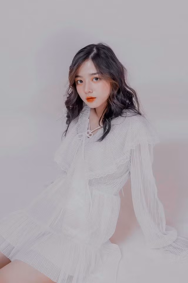 Không chỉ sở hữu ngoại long lanh với khuôn mặt nhỏ, đôi mắt to tròn, sống mũi cao thẳng và đôi môi đỏ mọng, Hằng Phan còn được biết đến nhờ thành tích học tập đáng nể.