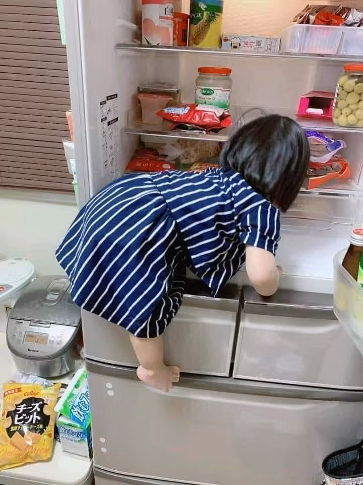 Mẹ kêu dọn tủ lạnh nhưng vì chân con gái quá ngắn.