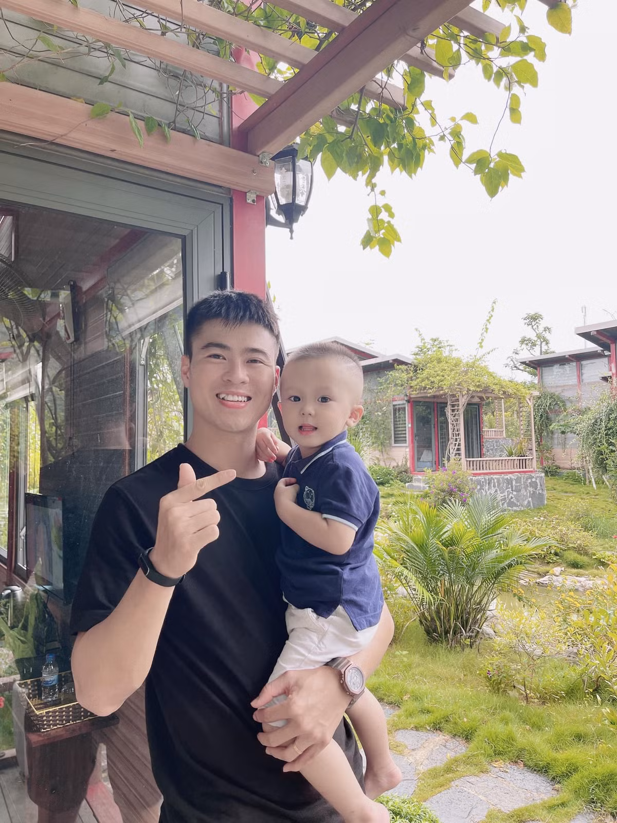 Mình rất mong mọi người hỗ trợ tìm giúp giấy tờ tùy thân và tránh sử dụng vào những việc bất hợp pháp. Mình xin cảm ơn và hậu tạ. Hiện do muốn tập trung cho công việc nên có thông tin gì, mọi người hãy liên hệ với Quỳnh Anh...", trung vệ đội tuyển Việt Nam viết.