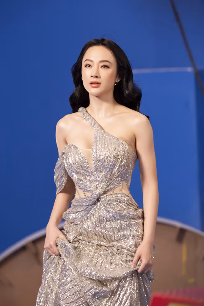 Thời gian gần đây, Angela Phương Trinh còn đi tập gym khiến cơ thể nổi rõ cơ bắp, đặc biệt là vùng lưng và hai cánh tay.