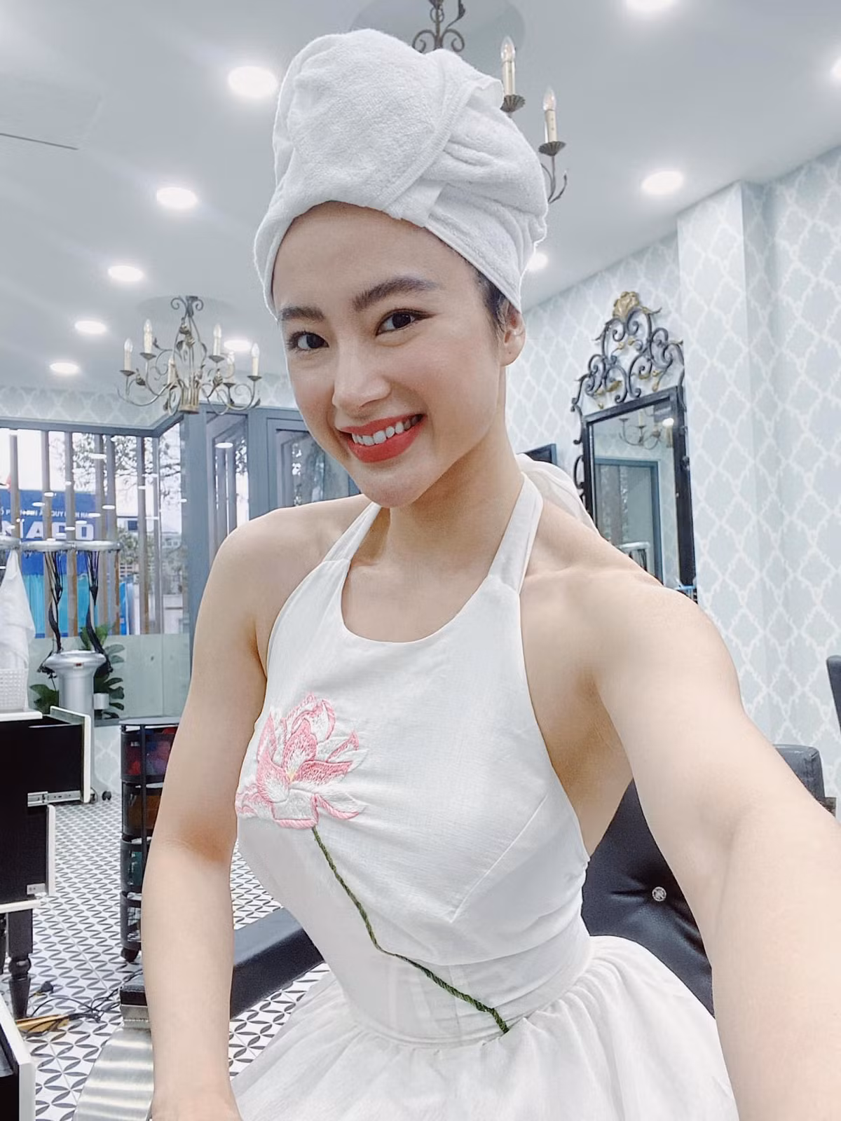 Áo yếm là dành cho những cô gái có thân hình mảnh mai, mềm mại nên Angela mặc không hợp với vóc dáng, lại thêm chuyện 'bỏ quên' nội y, càng khiến cô bị khán giả phản đối.