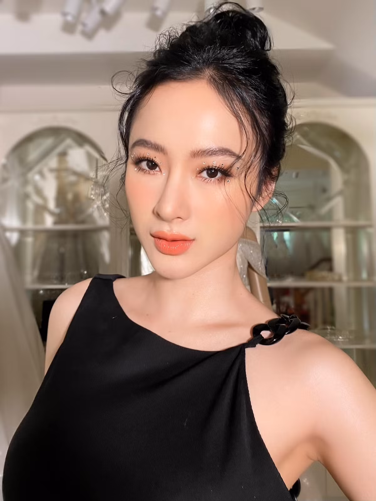 Chính vì thế mà khán giả cho rằng vóc dáng hiện tại của Angela Phương Trinh hợp với trang phục khỏe khoắn hơn là áo yến mềm mại, điệu đà.
