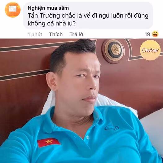 Người nhàn nhã nhất trong chiến tháng 4 sao của đội tuyển Việt Nam trước Indonesia có lẽ là Tấn Trường. Bởi cả trận, thủ môn này dường như không mấy khi xuất hiện trên màn hình trừ lúc chào cơ và bắt tay cuối trận.