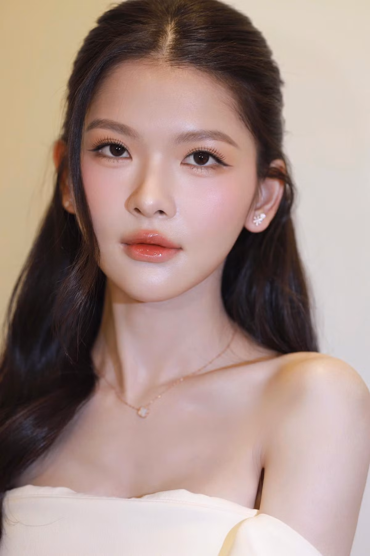Tuy nhiên, nếu nhan sắc được “công nhận” thì Minh Hy lại gây tranh cãi vì bỗng dưng xổ 1 tràng tiếng Anh trong vòng casting, tuy nhiên, cách phát âm của cô không rõ ràng, giọng trầm khiến người đối diện khó theo dõi.