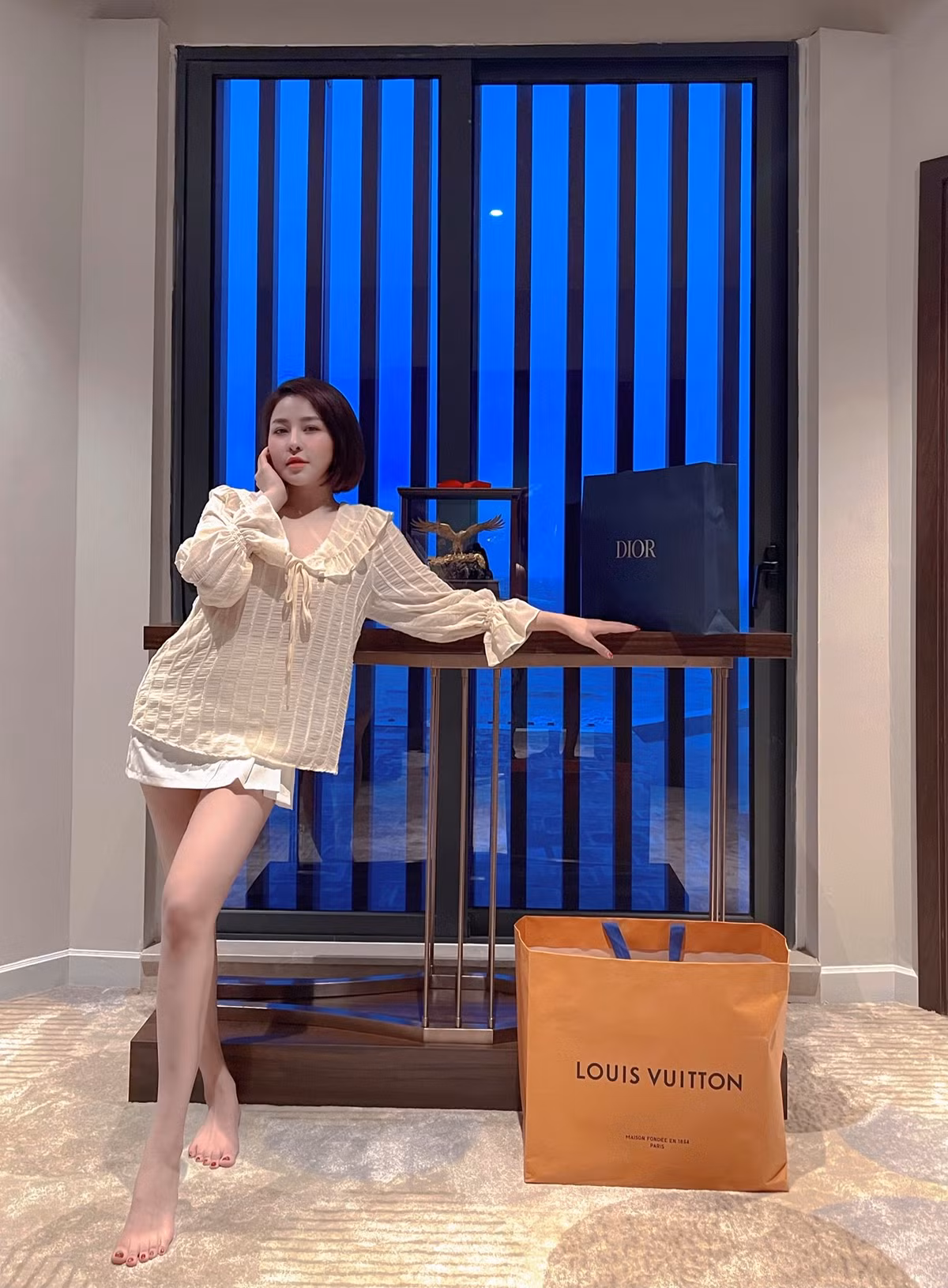 Không những chia sẻ trên trang cá nhân, dưới bài viết Trâm Anh cũng liên tục tâm sự với bạn bè về chuyện này: "Lâu rồi mới tìm được người khiến mình có nhiều cảm xúc vậy", "Quyết 5 năm nữa mới yêu mà giờ trái ngang quá nè",... hot girl xứ Thanh giãi bày.